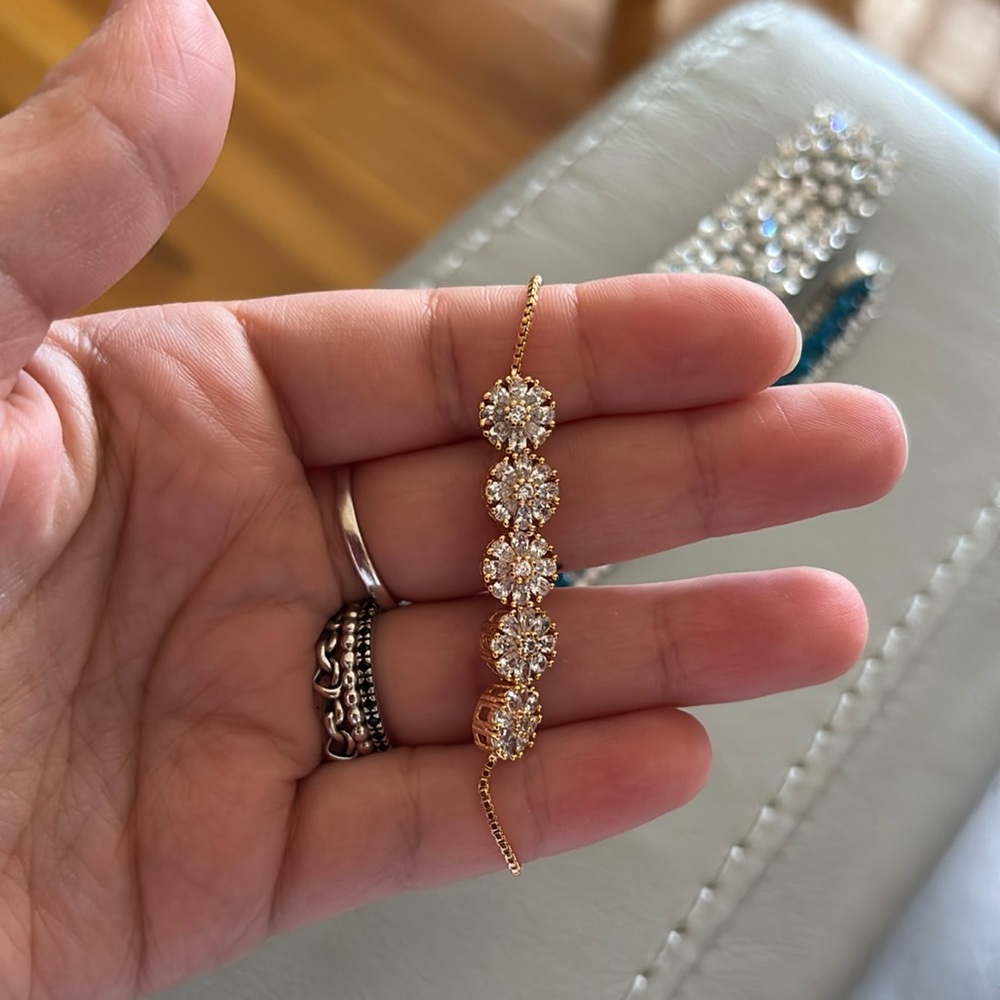 Dainty gold bracelet